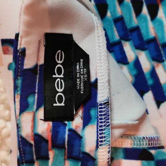 Blue on white geometric design scuba skirt. - Picture 3 of 6